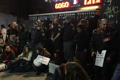 IMG_1729 הפגנת "באות לזנאים" בכניסה למועדון החשפנות גוגו, רחוב אלנבי בתל אביב (חגי מטר)