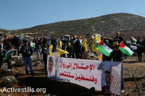 מאות הפגינו בתורמוס עיא לציון שנה למותו של השר זיאד אבו עין. 9 בדצמבר 2016 (קרן מנור/אקטיבסטילס)