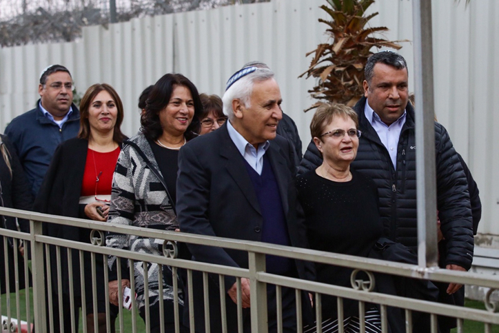 הסדר טיעון מביש. הנשיא לשעבר משה קצב יוצא מהכלא לאחר חמש שנים מלווה באשתו ובתומכים. 21 בדצמבר 2016 (אלוני מור/פלאש 90)