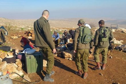 חיילים מתארחים במאחז לא חוקי, בקעת הירדן (גיא הירשפלד)