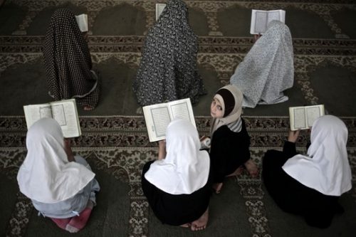 נערות לומדות בקוראן בעזה (אילוסטרציה: ויסאם נסאר / פלאש90)