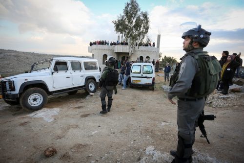 שוטרים וחיילים מהמנהל האזרחי ליד בית בכפר בודרוס שמיועד להריסה. עשרות נשים נעמדו על המרפסות ועצרו את החיילים (פלאש90)