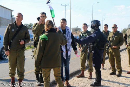 חיילים עוצרים את אחד המפגינים הפלסטינים נגד כביש עוקף נבי אליאס (אחמד אל-באז / אקטיבסטילס) חיילים עוצרים את אחד המפגינים הפלסטינים נגד כביש עוקף נבי אליאס (אחמד אל-באז / אקטיבסטילס)