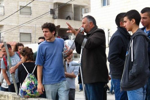 מוחמד אבו חומוס, אחד ממובילי המאבק הלא אלים בירושלים המזרחית, בהפגנה בעיסאוויה. (צילום: גיא בוטביה) מוחמד אבו חומוס, אחד ממובילי המאבק הלא אלים בירושלים המזרחית, בהפגנה בעיסאוויה. (צילום: גיא בוטביה)