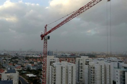למי אכפת מהאנשים שבונים לנו את הבתים ונמצאים בסכנה בגבהים? (צילום: "ארגון מפעילי עגורן צריח")