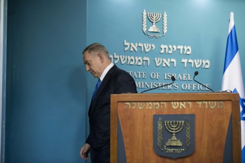 הלגיטימיות שלו נשברה. ראש הממשלה בנימין נתניהו בתום מסיבת עיתונאים. 28 בדצמבר 2016 (יונתן סינדל/פלאש90)