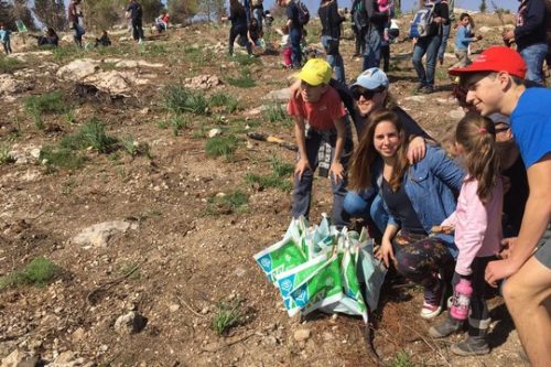 משפחה בנטיעות דגלים של קק"ל ליד נווה שלום וואחת אל-סלאם (סמאח סלאימה)