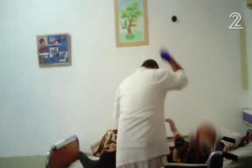 אלימות נגד קשישים (צילום מסך מכתבה של חדשות 2) אלימות נגד קשישים (צילום מסך מכתבה של חדשות 2)