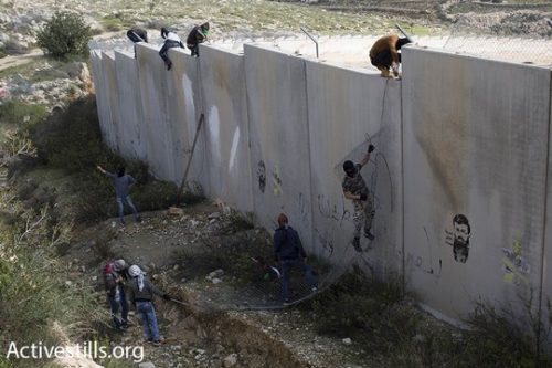אחרי שנים בהן הצבא הגיב באלימות כלפי ההפגנות הבלתי אלימות, הוחלט על שינוי מדיניות מצד הצבא. מפגינים מצליחים לטפס על החומה בזמן ההפגנה לציון 12 שנות מאבק בבלעין (פאיז אבו-רמלה/אקטיבסטילס) אחרי שנים בהן הצבא הגיב באלימות כלפי ההפגנות הבלתי אלימות, הוחלט על שינוי מדיניות מצד הצבא. מפגינים מצליחים לטפס על החומה בזמן ההפגנה לציון 12 שנות מאבק בבלעין (פאיז אבו-רמלה/אקטיבסטילס)