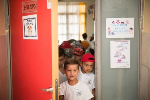 מרגע שהם דורכים במערכת החינוך, המצב הכלכלי של ההורים שלהם יקבע את הצלחתם בבית הספר, ואת יכולת ההשתכרות העתידית שלהם. אילוסטרציה (הדס פרוש/פלאש 90)