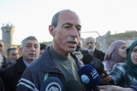עומר נזאל עם שחרורו ממעצר מנהלי (STR / פלאש90)
