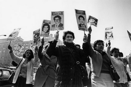 נשים מפגינות בדרישה למצוא את קרוביהן שנעלמו מול ארמון הממשלה בתקופת המשטר הצבאי של פינושה בצ'ילה (צילום: Kena Lorenzini ויקימדיה)