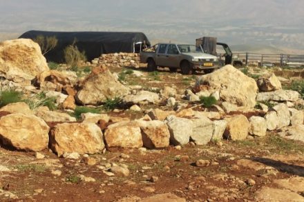 המאחז באום זוקא (בתמונה מופיע מיכל מים שחור ענק שהוצב במקום), צילום: נירית חביב