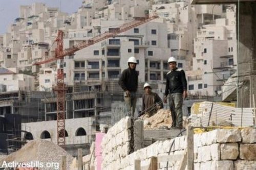 תחרות גדולה על כל מקום עבודה, ואחוזי אבטלה גבוהים. פועלי בניין פלסטינים בהתנחלות הר חומה, מזרח ירושלים (יותם רונן / אקטיבסטילס)