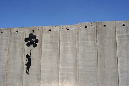עבודה של בנקסי בבית לחם משנת 2007 (צילום: אקטיבסטילס)