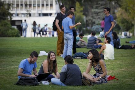 סטודנטיות וסטודנטים באוניברסיטה העברית בירושלים. אילוסטרציה (מרים אלסטר/פלאש90)