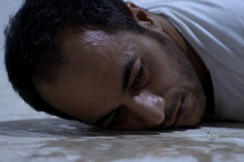 "בסוף הסצנה הזו אתה צריך לשיר; ככה, כשאתה רטוב משתן, מטולטל כסחבה ומוטל על הרצפה" מתוך הסרט "ציד הרוחות". יח"צ "בסוף הסצנה הזו אתה צריך לשיר; ככה, כשאתה רטוב משתן, מטולטל כסחבה ומוטל על הרצפה" מתוך הסרט "ציד הרוחות". יח"צ