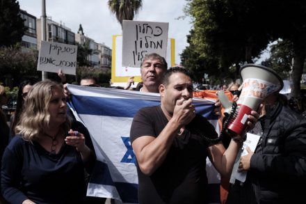 הפגנת עובדי רשות השידור בהסתדרות, אתמול (תומר ניוברג / פלאש90)