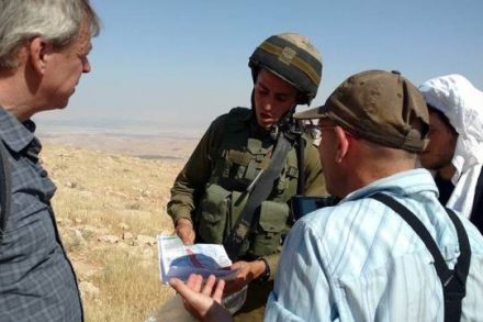החייל הבודד מציג את הצו המורה על שטח צבאי סגור (צילום: אורלי נוי)
