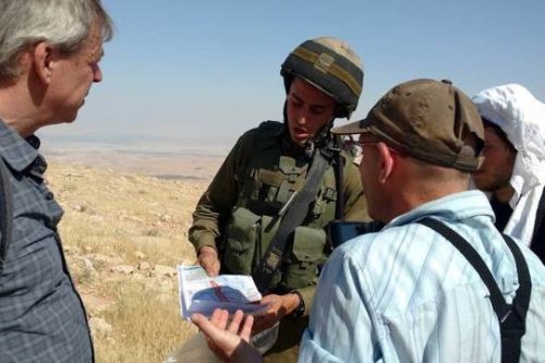 החייל הבודד מציג את הצו המורה על שטח צבאי סגור (צילום: אורלי נוי)