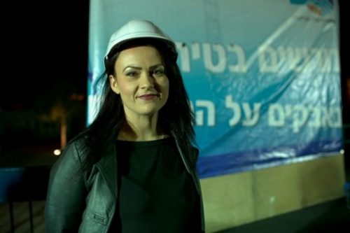 המנופאית קטי דובוק, שסירבה לעבוד בתנאים מסוכנים ופוטרה (יותם רונן / אקטיבסטילס)