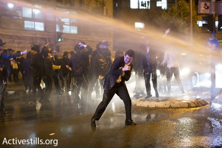 לא למעצר בחורי ישיבה. מפגין חרדי ליטאי חוטף זרם מהמכתזית בהפגנות הפלג הירושלמי בירושלים (צילום: אורן זיו, אקטיבסטילס)