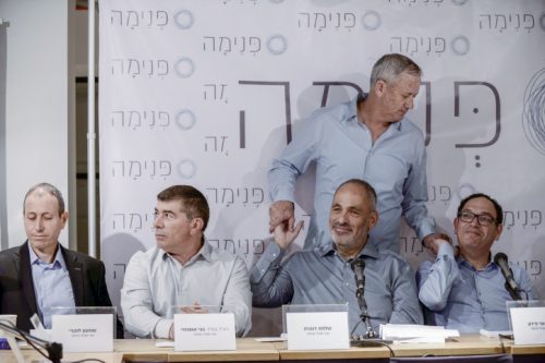 עוד התרפסות בפני הקצנת הימין. ראש עיריית עכו שמעון לנקרי, הרמטכ"לים לשעבר אשכנזי וגנץ, ושר החינוך לשעבר פירון. השקת תנועת "פנימה". 3 באפריל 2017 (תומר נויברג/פלאש90)