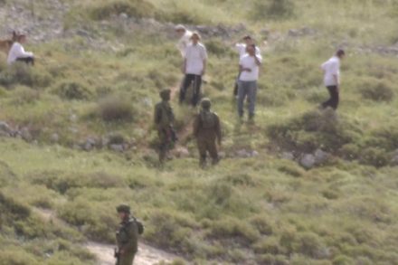 מתנחלים מיצהר יורדים לעבר הכפר עוריף. התקיפה הראשונה. 22 באפריל 2017 (צילום באדיבות "רבנים לזכויות אדם")