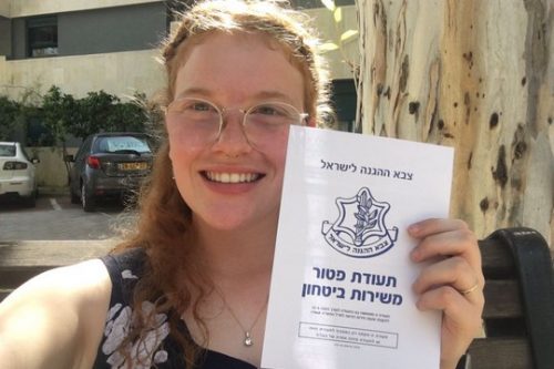 סרבנית המצפון תמר אלון עם שחרורה (הצילום באדיבות "מסרבות")