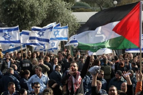 מצע המפלגה מתבסס על הכרה בשני קולקטיבים לאומיים. סטודנטים יהודים וערבים מפגינים בעד ונגד מבצע צבאי בעזה, 2014 (צילום: קובי גדעון / פלאש 90)