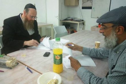 חתימת ההסכם הקיבוצי במרכז בועות (צילום: כוח לעובדים)