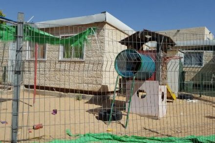 גני קן ציפור הסגורים הבוקר באלעד (צילום: מיכל צ'רנוביצקי)