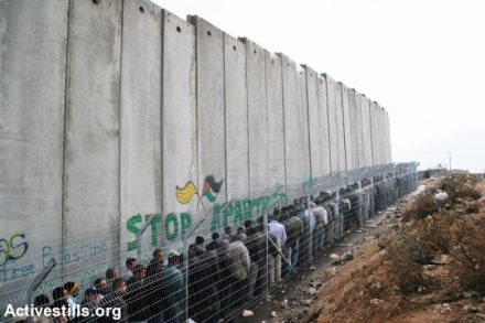 חומת ההפרדה ותור למחסום בבית לחם (אן פאק / אקטיבסטילס)