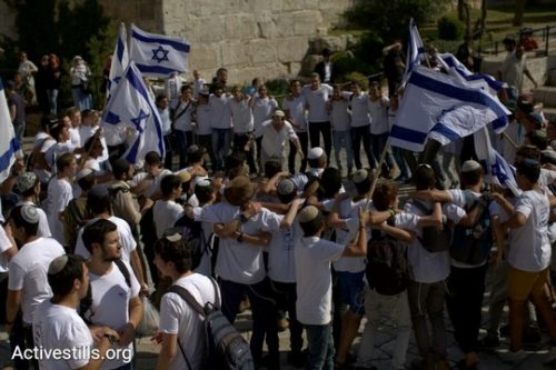 לפני הכניסה לעיר העתיקה - ריקוד הדגלים האדנותי. 24 במאי 2017. (צילום: אקטיבסטילס)
