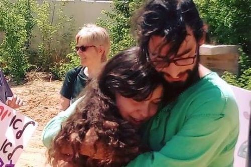 עתליה ואמיתי בן-אבא בחיבוק אמיץ לפני כניסתה של עתליה לכליאה. (צילום: ערן טורבינר)