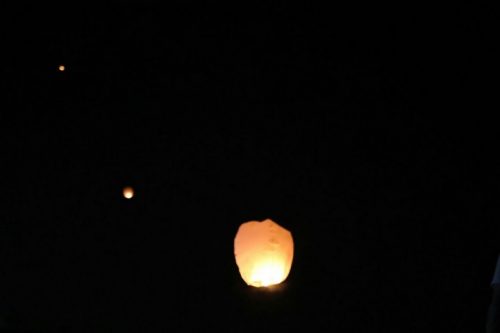 פעילים מפריחים פנסים סיניים בוערים בסולידריות עם עזה המוחשכת. חוף אשקלון, 19 ביוני 2017. (צילום: היידי מוטולה/אקטיבסטילס) פעילים מפריחים פנסים סיניים בוערים בסולידריות עם עזה המוחשכת. חוף אשקלון, 19 ביוני 2017. (צילום: היידי מוטולה/אקטיבסטילס)
