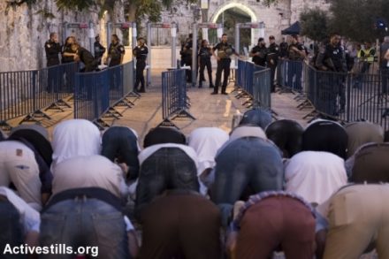 מתפללים מול המגנומטרים בכניסה לאל אקצה, שער האריות 16.7, ביום בו הוצבו (אקטיבסטילס)