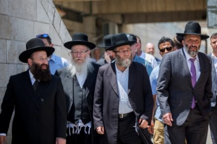 שלושת הבכירים החרדים דרעי, גפני וליצמן מסיירים ברחבת הכותל הרפורמי יחד עם רב הכותל וממנסחי המתווה, הרב שמואל רבינוביץ' (צילום: יונתן זינדל, פלאש90)