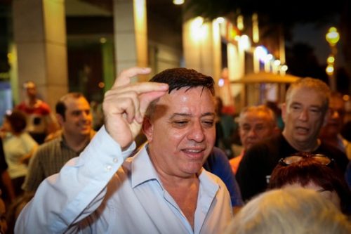 לדבר על הדתה- כן, על המצב ההומניטרי בעזה- לא. יו"ר "העבודה" הנבחר אבי גבאי בהפגנה מול בית היועמ"ש בפתח תקווה. (פלאש 90) לדבר על הדתה- כן, על המצב ההומניטרי בעזה- לא. יו"ר "העבודה" הנבחר אבי גבאי בהפגנה מול בית היועמ"ש בפתח תקווה. (פלאש 90)
