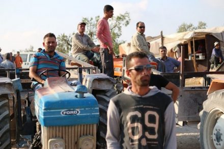 חקלאים פלסטינים מהכפרים דיר אל ר'וסון ועתיל בנפת טולכרם מפגינים לפני מחסום 623, בדרישה לפתוח אותו ולאפשר להם לעבד את אדמותיהם באופן סדיר. 9 ביולי 2017 (אחמד אל-באז/אקטיבסטילס)