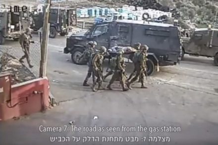 הנער מפונה לטיפול רפואי. צילום מסך מתוך סרטון "בצלם"