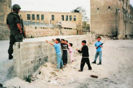 ילדים פלסטינים בחברון וחייל צה"ל (צולם על ידי חייל במהלך שירותו בחברון, הוצג בתערוכת שוברים שתיקה)