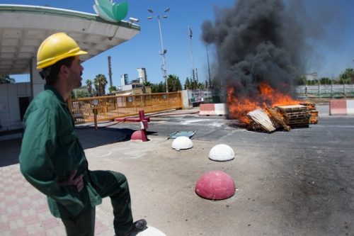 הפרטת חיפה כימיקלים היתה חלק מ"תוכנית הייצוב" של המשק הישראלי, קרי נטישת הבעלות הממלכתית, ההסתדרותית או הקיבוצית על נכסים, מפעלים או כל פעילות כלכלית, לטובת בעלי הון מקומיים או זרים. מחאת עובדי חיפה כימיקלים, 2 באוגוסט 2017 (צילום: באסל עווידאת/פלאש90)