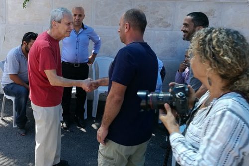 היועץ המשפטי לממשלה לשעבר מיכאל בן יאיר בביקור בבית בו התגוררה משפחתו בשייח' ג'ראח