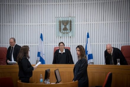 שופטי בג"ץ לפני הדיון בנוגע להפגנות השבועיות נגד השחיתות מול בית היועמ"ש בפתח תקווה (יונתן זינדל/פלאש90)