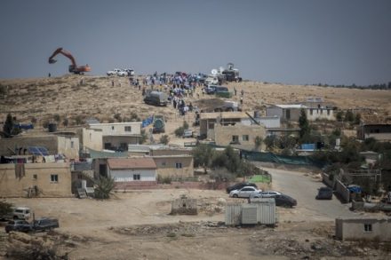 תושבים בדואים מנסים למנוע עבודות להקמת היישוב ליהודים חירן במקום היישוב אום אל חיראן שתושביו יגורשו (הדס פרוש/פלאש90)