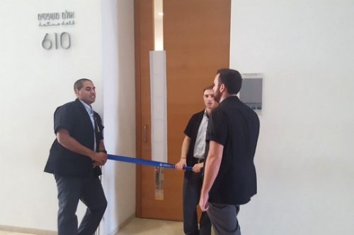 דיון בדלתיים סגורות לחלוטין (יואב חיפאווי)