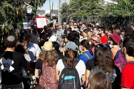מפגינים נגד פינויי בתים בשייח ג'ראח, ירושלים המזרחית, 4 באוגוסט 2017 (צילום: אמיר ביתן)