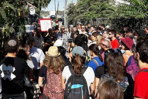 מפגינים נגד פינויי בתים בשייח ג'ראח, ירושלים המזרחית, 4 באוגוסט 2017 (צילום: אמיר ביתן)
