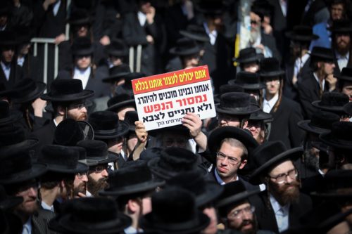 "יהודים אנחנו, ולא נתגייס לצבא הציוני": ההפגנה נגד מעצר העריק החרדי השבוע בירושלים. במהלך ההפגנה תועדה אלימות קשה מצד השוטרים (צילום: יונתן זינדל, פלאש90)
